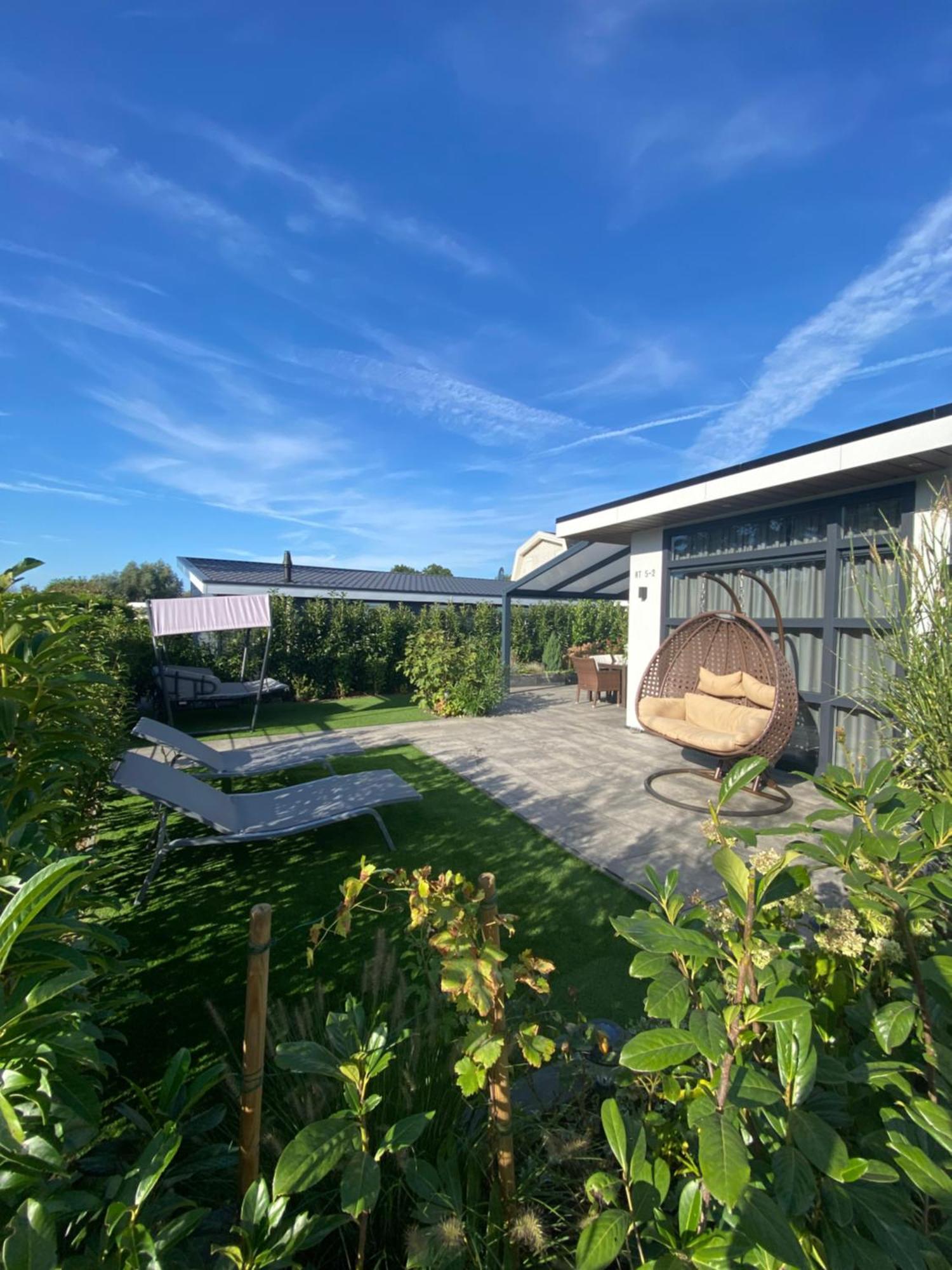 Luxus Cube Ferienhaus Chalet Am See Mit Schwimmbad In Lathum Nl 외부 사진